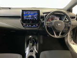 運転席周りのレイアウトをご覧ください。ナビゲーションが綺麗に装着されすっきり収まってますね!