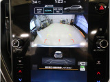 後方映像を11.6インチディスプレイに表示し、ステアリング連動ガイドラインが駐車をサポート。さらに後退時はリヤ4センサーが障害物を検知し、必要に応じてブレーキが作動します。