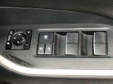 パワーウィンドのスイッチです。運転席に座りながら、助手席や後席の窓を開け閉めできるので大変便利ですよ。