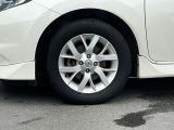 純正15インチアルミアルミホイールが車両とマッチしています!