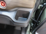 運転席右側のドリンクホルダーです。