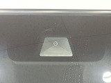 【ホンダセンシング】走行中に前方の車両等を認識し、衝突しそうな時は警報とブレーキで衝突回避と被害軽減をアシスト。より安全にドライブをお楽しみいただけます。
