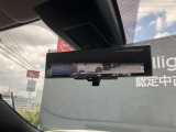 後部座席の人や、荷物に視界を邪魔されずに車両後方のカメラ映像をミラー面に映し出して、いつでもクリアな後方視界を確保する、インテリジェントルームミラーを装備しています。