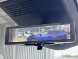 インテリジェントルームミラー搭載で、車の後方に設置されたカメラ映像を映し出してシートバックやヘッドレスト、同乗者に視界が遮られることがなく視認性が非常に良いです