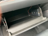 シンプルなデザインのグローブボックス。車検証などを収納しておくことが出来ます。