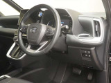 運転席はこのような雰囲気です。このポジションで安全運転です。前後左右の見通しはといってもやはり現車確認がなにより分かりやすいです。ご来店お待ちしております
