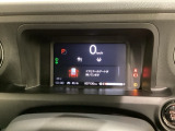デジタル表示のスピードメーターとタコメーター、燃費やオドメーターなどの表示の他に、ホンダセンシング機能などの表示もできる多機能なマルチインフォメーション・ディスプレイです。