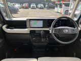 すっきりした運転席周りにはナビやエアコンの操作パネルを設置しておりますので、お一人での運転でもご安心できます。