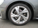 全車両に標準装備の純正アルミホイールは、純正ならではのバランスの良いデザインと、走行安定性をお楽しみ頂けます。