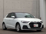 デザイン・ボディカラーが都会的な建物にも非常に良く映えます。クール・知的。Audiの持つ「品の良さ」が伝わってきます。