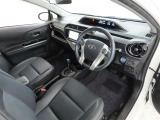 シンプルで使いやすいデザインの運転席です。