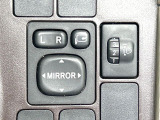 【電動格納ミラー】サイドミラーは電動格納式となっており、狭い駐車場でもキズがつくリスクを抑えられます。