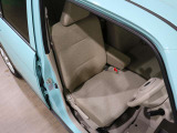 程よい硬さとホールド性が高いシートで長時間運転も快適です。
