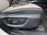 パワーシート搭載。微妙な調整が手軽にでき、ピッタリの最適なポジションで運転することが可能です。