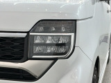 LEDヘッドライトは、点灯の瞬間から最大光量を発揮し、突然暗くなるトンネルなどでの安定感を高めます。