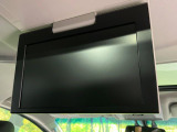 【フリップダウンモニター】大画面モニターで後席でもエンタメをお楽しみいただけます。小さなお子様にも大人気の装備です♪