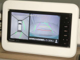 【バックカメラ】駐車時に後方がリアルタイム映像で確認できます。大型商業施設や立体駐車場での駐車時や、夜間のバック時に大活躍!運転スキルに関わらず、今や必須となった装備のひとつです!