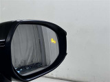 ブラインドスポットモニターはドアミラーの死角領域に入った車両の存在に加え、急接近してくれる車両も検知します。車両を検知するとドラミラーに搭載されたLEDインジケーターが点灯します。