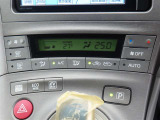 ★エアコンはオートタイプが装着済みです!オートモードにしておけば、車内温度を設定するだけで風の料や吹き出し口の切り替えを機械が行ってくれます!一年中快適な環境を作れますよ♪