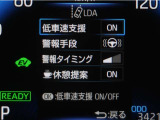 レーンディパーチャーアラートとは車線、又は走路からの逸脱の可能性を警告すると共に、車線、又は走路からの逸脱を避けるためのハンドル操作の一部を支援する機能です。詳細は販売店スタッフまでお尋ね下さい。