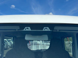 2つのカメラで前方の車両や歩行者を検知し、衝突のおそれがあると判断すると、ブザー音やメーター内の表示で警告。衝突の可能性が高まると、自動でブレーキをかけ、衝突の回避または衝突時の被害軽減を図ります。