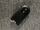 電子カードキーを携帯していれば、ドアハンドルやバックドアのリクエストスイッチを押すだけでドアの施錠・解錠が出来ます♪もちろん 遠隔操作も可能です!盗難防止のイモビライザー機能装備ですよ ☆