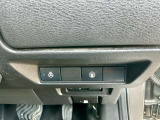 運転席右側に各種スイッチが集約されています!車線逸脱警報システム、衝突軽減ブレーキ、踏み間違い防止装置付きで安全装備も充実しています
