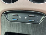 【シートヒーター&ベンチレーション】夏場は涼しい風でお尻や背中の熱やムレを防ぎ、冬はエアコンよりも早く温まってポカポカに!季節を問わず快適に過ごせます。