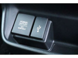 USBソケットがついていますのでコードを繋げばスマートフォンなどの充電が出来ます!オーディオソース USB 対応しております。