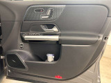 前後に障害物センサーが装備されており、狭い道でも安心してご運転頂けます。音だけではなく視覚でもゲージが増えていくことで距離間が把握出来る優れものです★