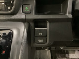 セレクトレバーの右に電子制御パーキングブレーキがあります。スイッチひとつで、停車した地点の傾斜などをシステムが検知・判断してブレーキ力を自動的に最適制御し、しっかり停車できるパーキングシステムです。