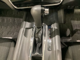 CVT車のセレクトレバーです。低速から高速まで、変速ショックのないスムーズな走りと、エンジン効率のよい領域を維持して燃費にも貢献します。