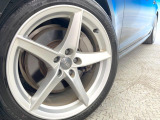 ●純正18インチアルミホイール:輸入車ならではの卓越した走りを支えるホイールと足回りです!日本車の走りに慣れている方にもぜひ体感して頂きたいほど、高いレベルでまとまっています!