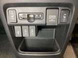 前席の左右別々に2段階の温度設定ができるシートヒータースイッチが付いています。間にはアクセサリーソケットとETCがついており、その下には充電可能なUSB端子と外部入力の可能なUSB端子がついています