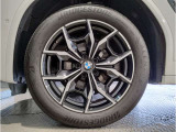 【BMWアロイホイル】軽量かつ強度に拘ったアロイホイル。走行性能ポテンシャルを引き出す設計。車の足元を引き締めてくれる大きなポイントはアロイホイルです。