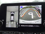 【アラウンドビューモニター&バックモニター】クルマを真上から見下ろしているかのような映像が表示され、周囲の状況がひと目で把握できるので、安心してスマートに駐車できます。駐車が苦手な方にオススメです!