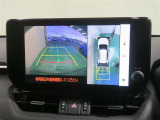 パノラミックビューモニター搭載。カメラで車両周囲の状況を映し出すため、狭い場所での駐車などに役立ちます。