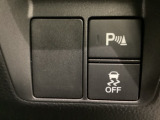 VSA装備車です。VSAはドライバーの操作と車の動きを見守っています。もし車の挙動が乱れたとき、4輪別々にブレーキをかけたり、エンジンパワーをしぼることによって車を安定させます。