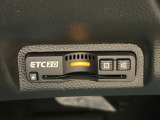 有料道路をキャッシュレスで通行できるETC車載器付きです。運転席足元に設置されています。ETCセットアップ費用は含まれておりません。別途必要となります。