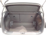 荷室は荷物を隠せるトノカバー付!充分な荷室の広さです!