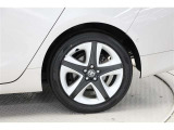 タイヤサイズは(215/45R17)です。