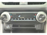 【左右独立エアコン】運転席と助手席でそれぞれお好みの温度設定が可能です。