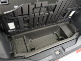 荷室には上下2段調節式デッキボードが付いています。荷室を上下2段に仕切ったり、リヤシートを倒すとフラットな荷室を作ることが出来ます。