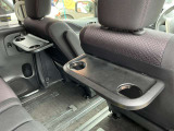 運転席及び助手席後ろにはセカンドシート用テーブル&ドリンクフォルダーを装備☆