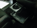 運転席からも助手席からも使いやすい位置に引き出し式ドリンクホルダーとスマホなどを置けるトレイを配置。
