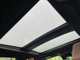 【ガラスルーフ】ガラスルーフ搭載で車内の解放感が一気にアップ!開放的なドライブをお楽しみいただけます。