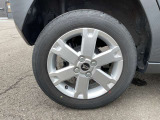 燃費が良く、ステアリング操作もスムーズに行える、純正アルミホイール付き車です。