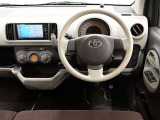 フロントSRSエアバッグは車両前方から乗員が重大な傷害を受けるおそれのある大きな衝撃を受けた場合に作動し、シートベルトが身体を拘束する働きと併せて前席乗員の頭部や胸部などへの衝撃をやわらげる装置です。