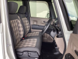 フロントシートはベンチシートです。ベンチシ―トは運転席と助手席の移動もスムーズ。狭い駐車場での乗り降りに便利です。