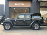 台形ホイールアーチはJeep伝統のデザインです。採用している理由は諸説ありますが、オフロードを走行する際にタイヤとボディが干渉しあわないよう配慮した作りにするためとなります。